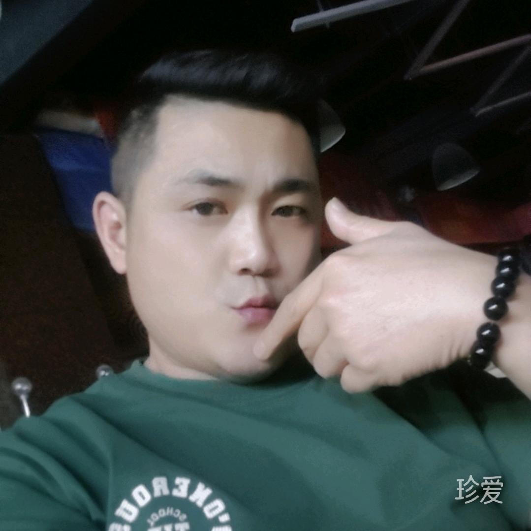 宽厚的肩膀