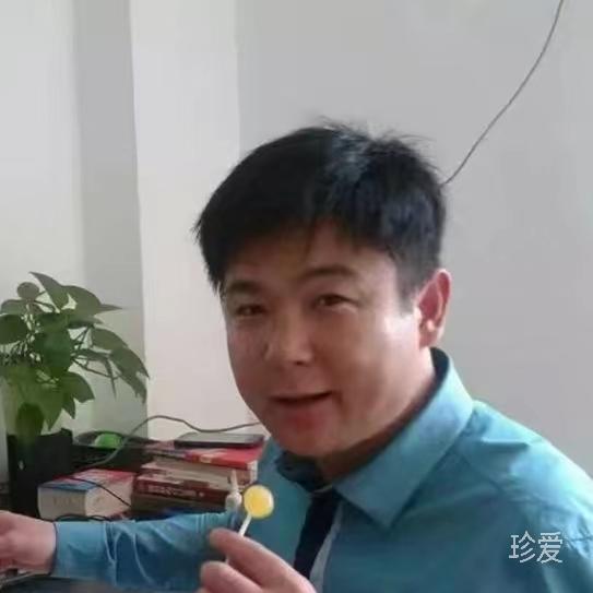 坐在小酒馆门口