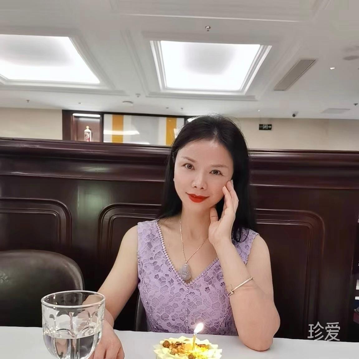 指尖上的玫瑰