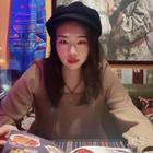 陽(yáng)光照在屋檐下