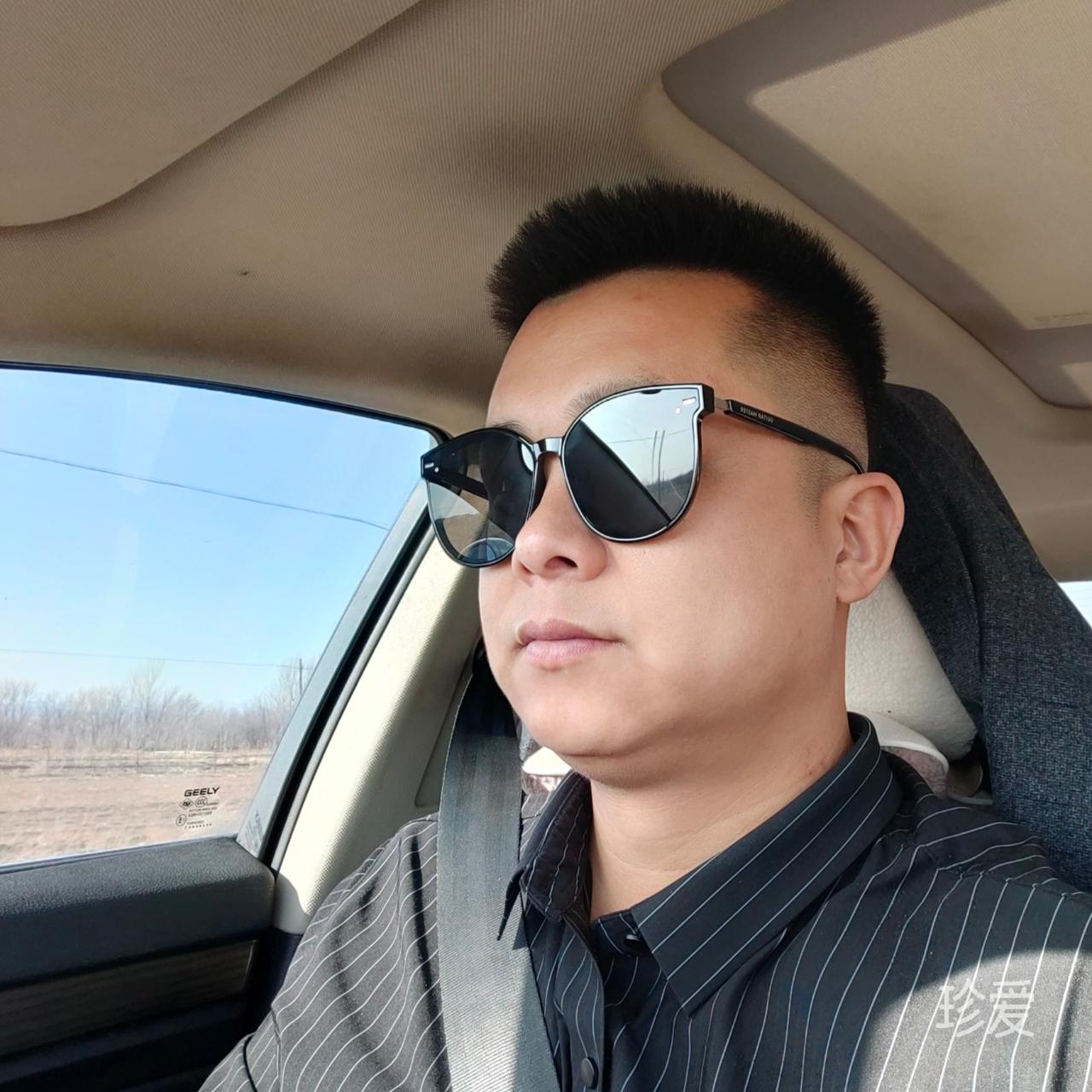 坐在楼顶看月亮