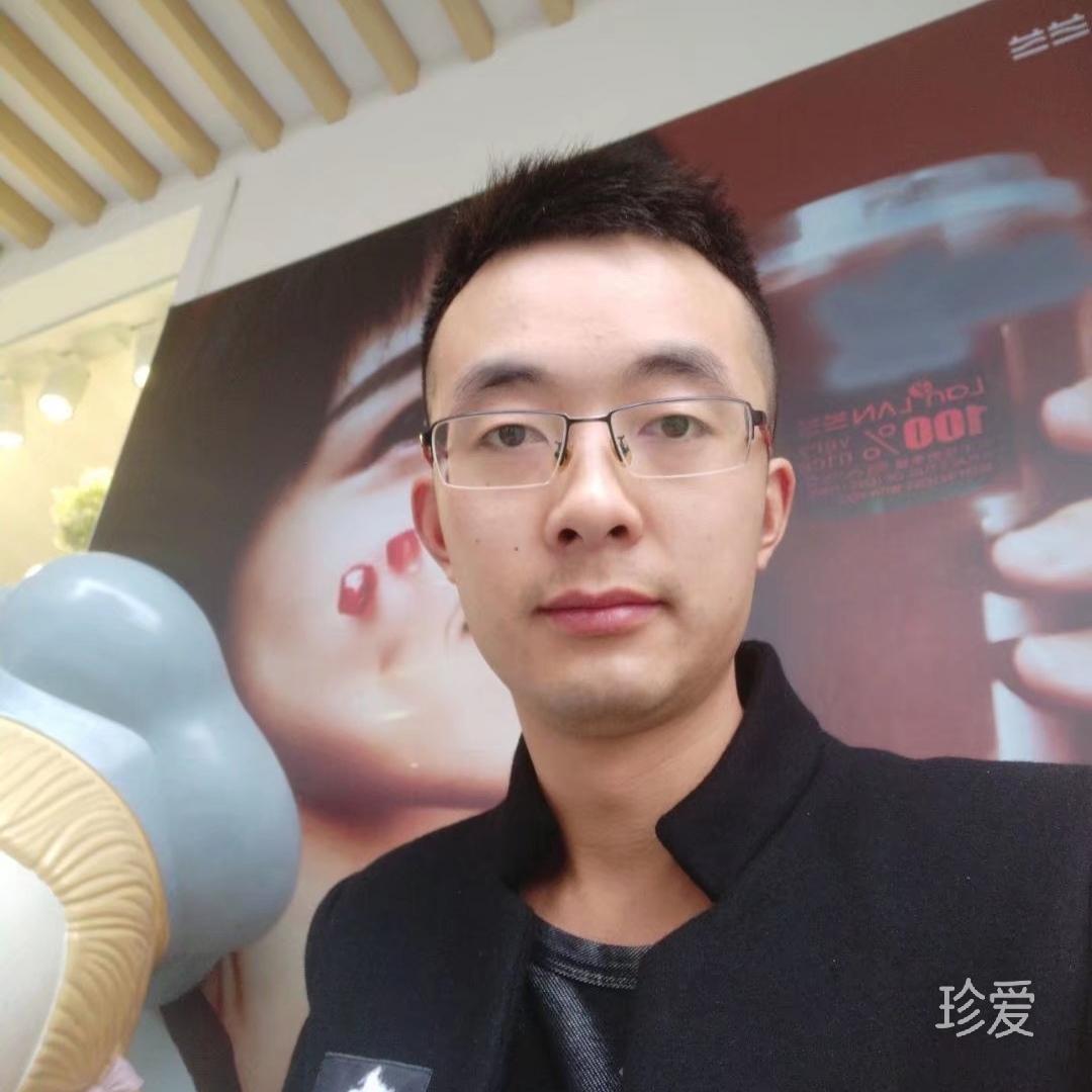 蔚藍(lán)天空下的飛鳥