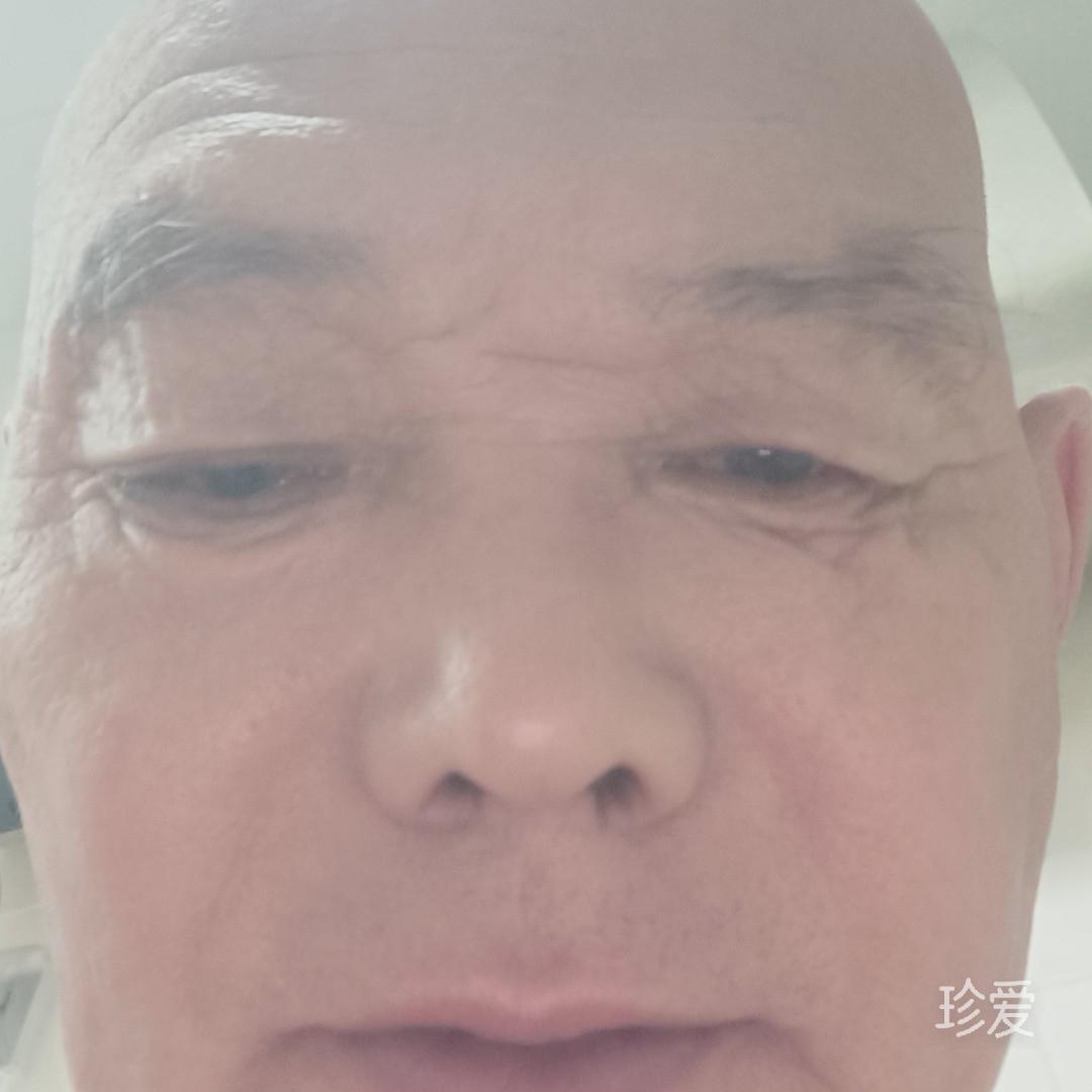 坐在楼顶看月亮