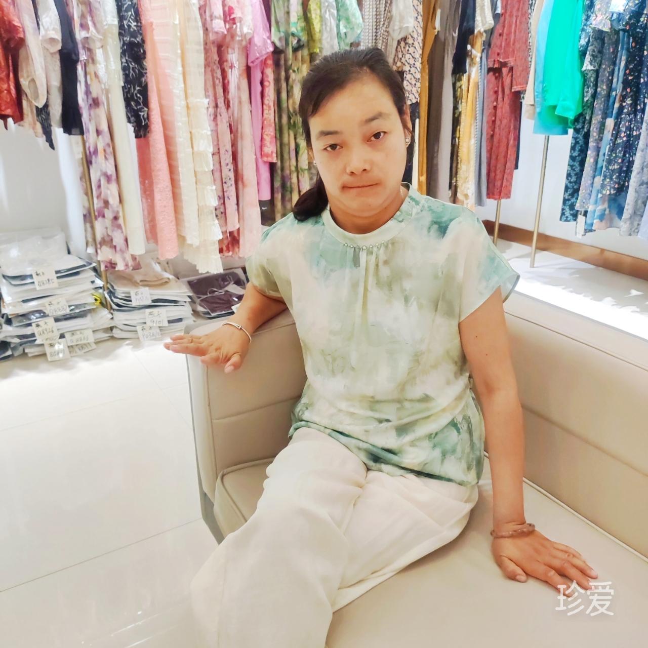 一个爱花的小姑娘
