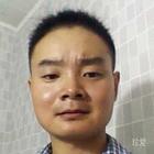 安靜微笑的男子