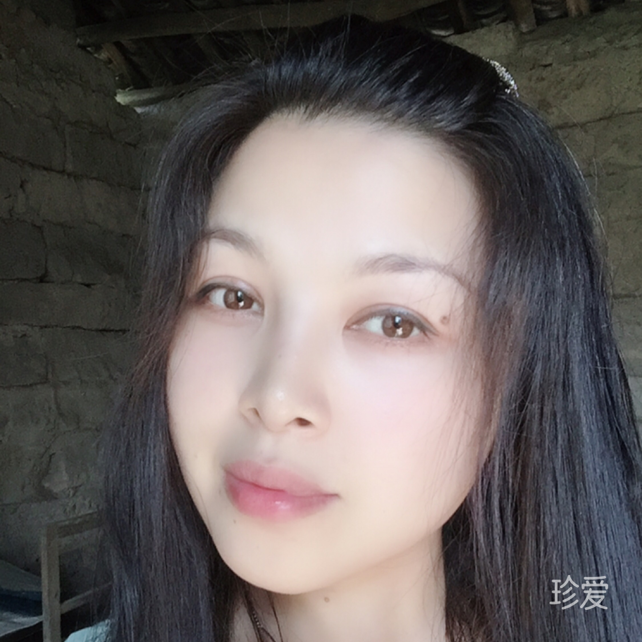 嘴角微微上扬