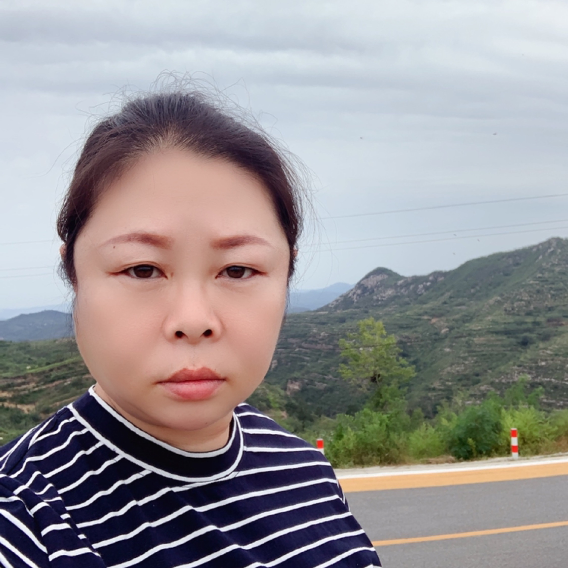 格格不入的微笑