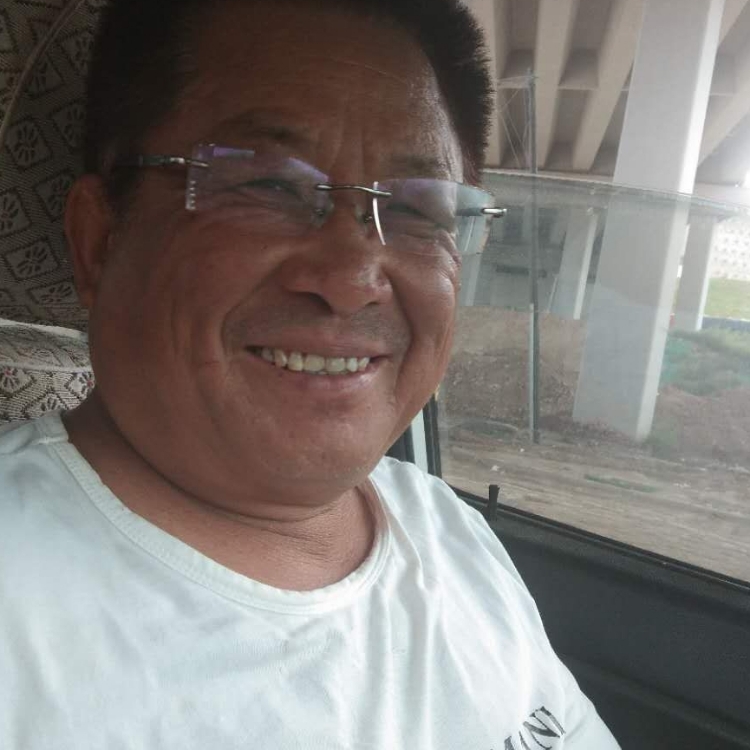 嘴角滑落一抹滄桑