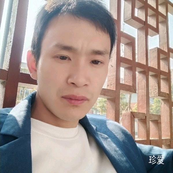 路灯下的老男人