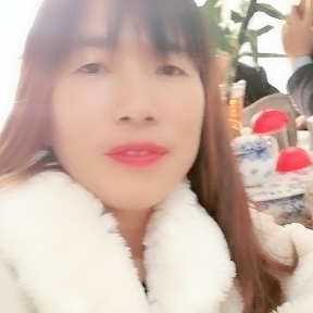 走在迷雾的小巷里