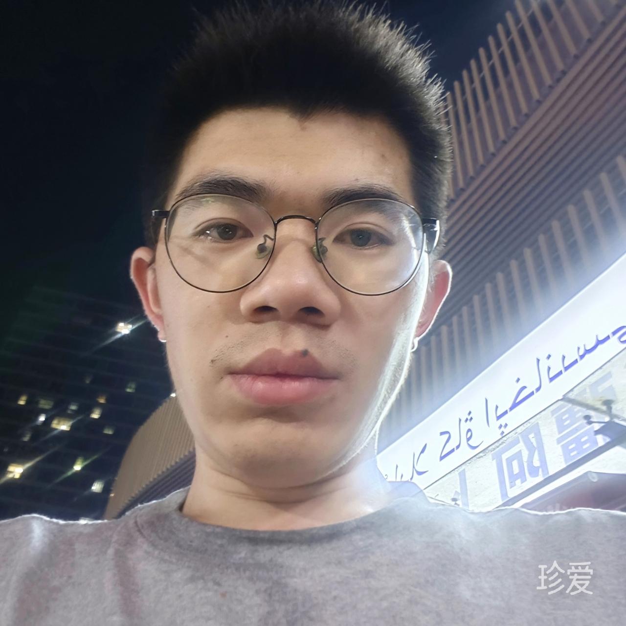 坐在小酒館門口