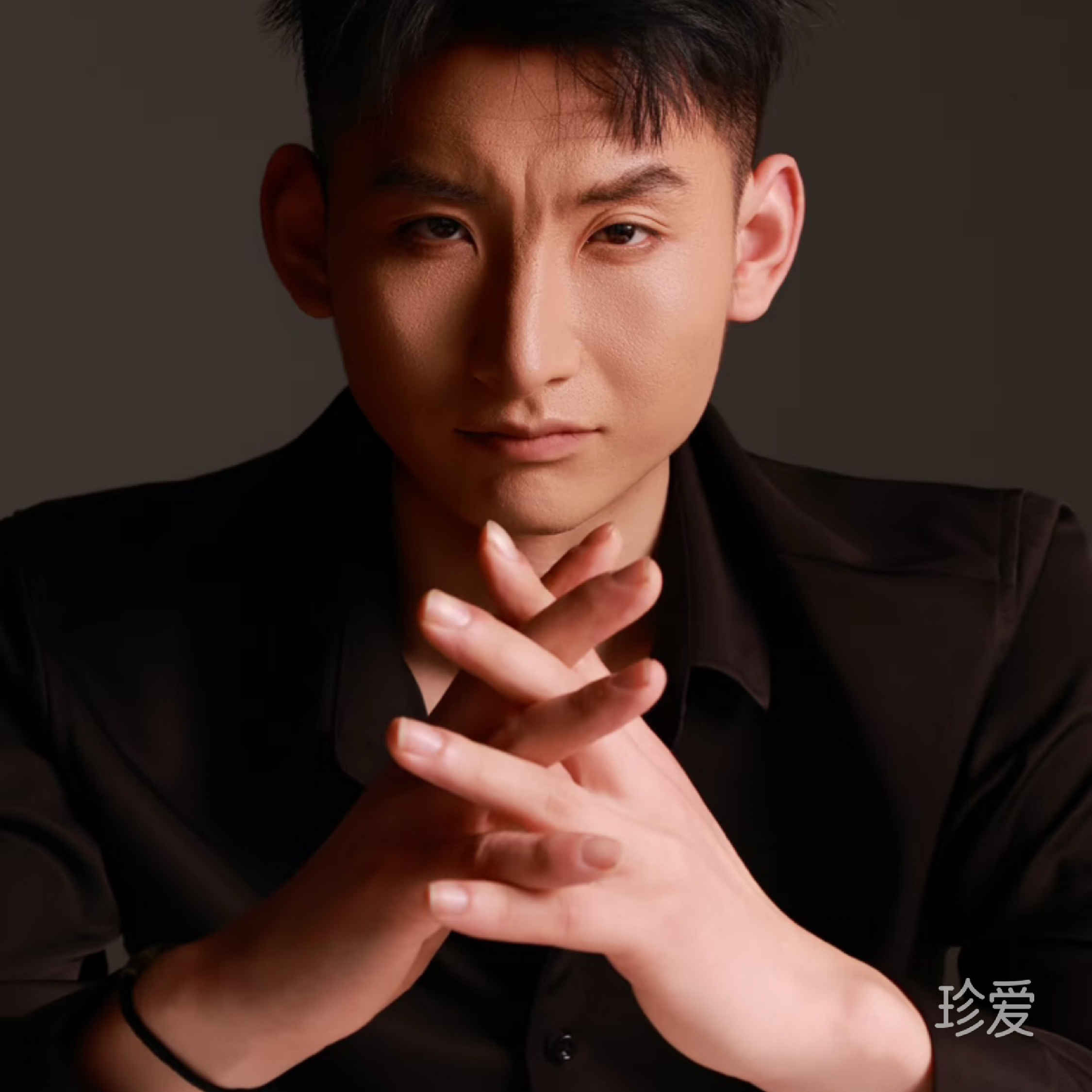 不与争峰