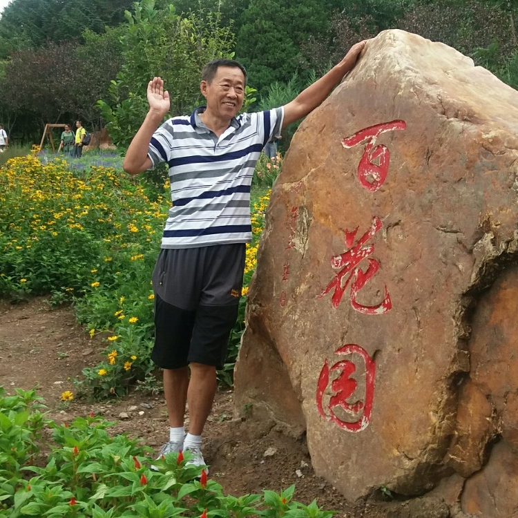 走在迷雾的小巷里