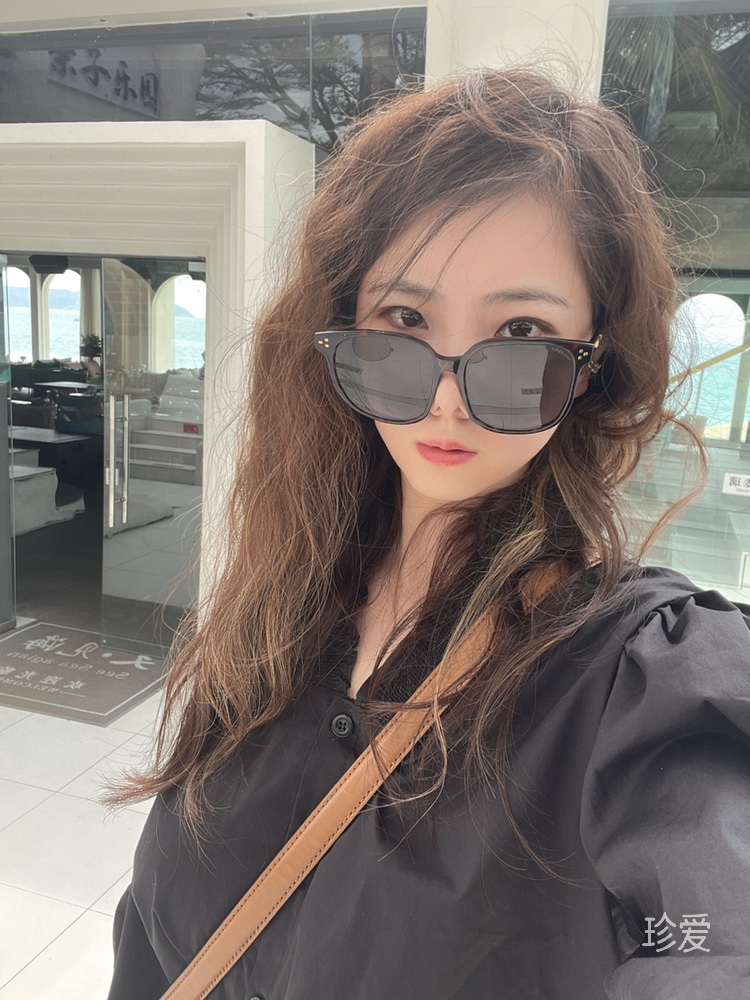 躲在屋檐下的貓