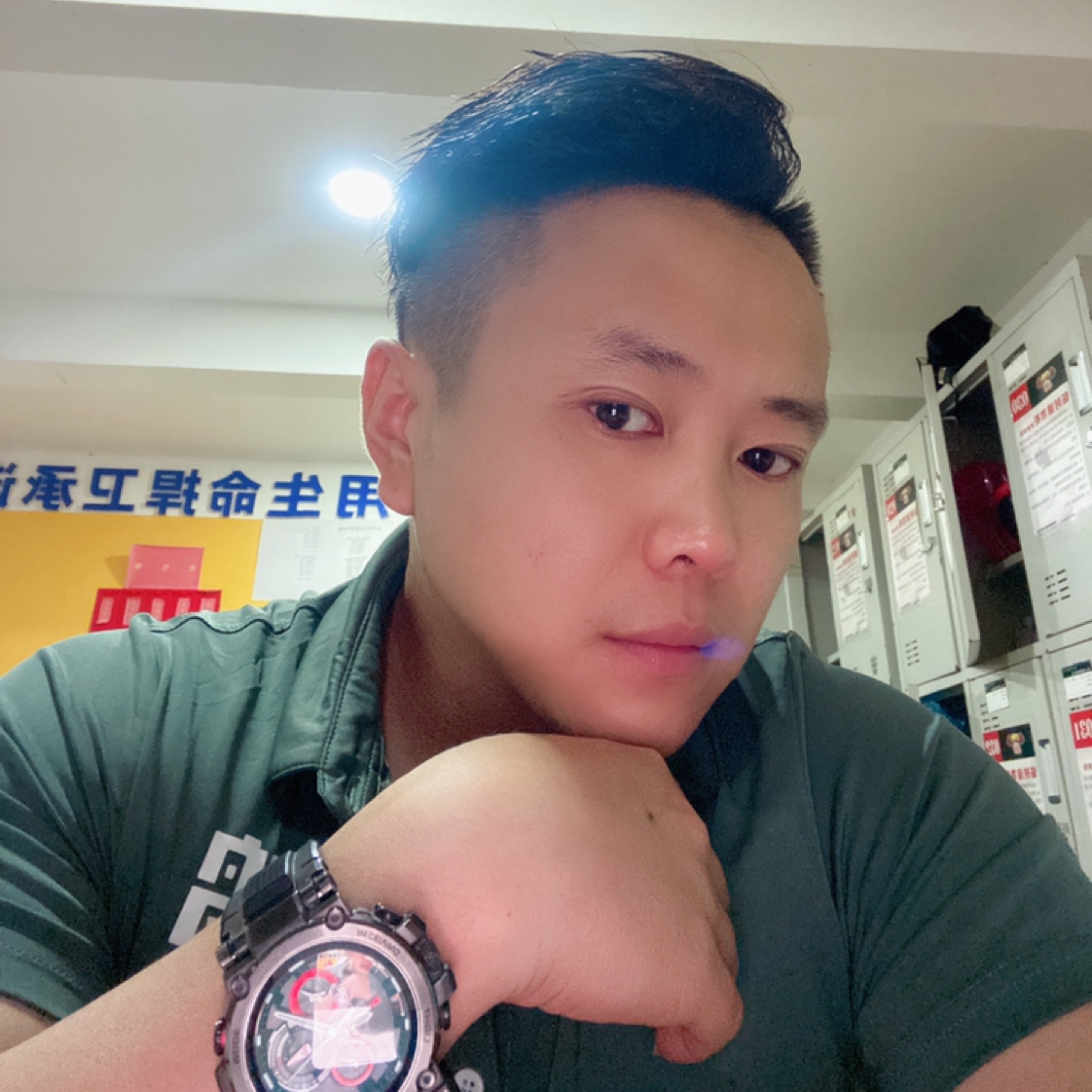 沒人牽手我插兜