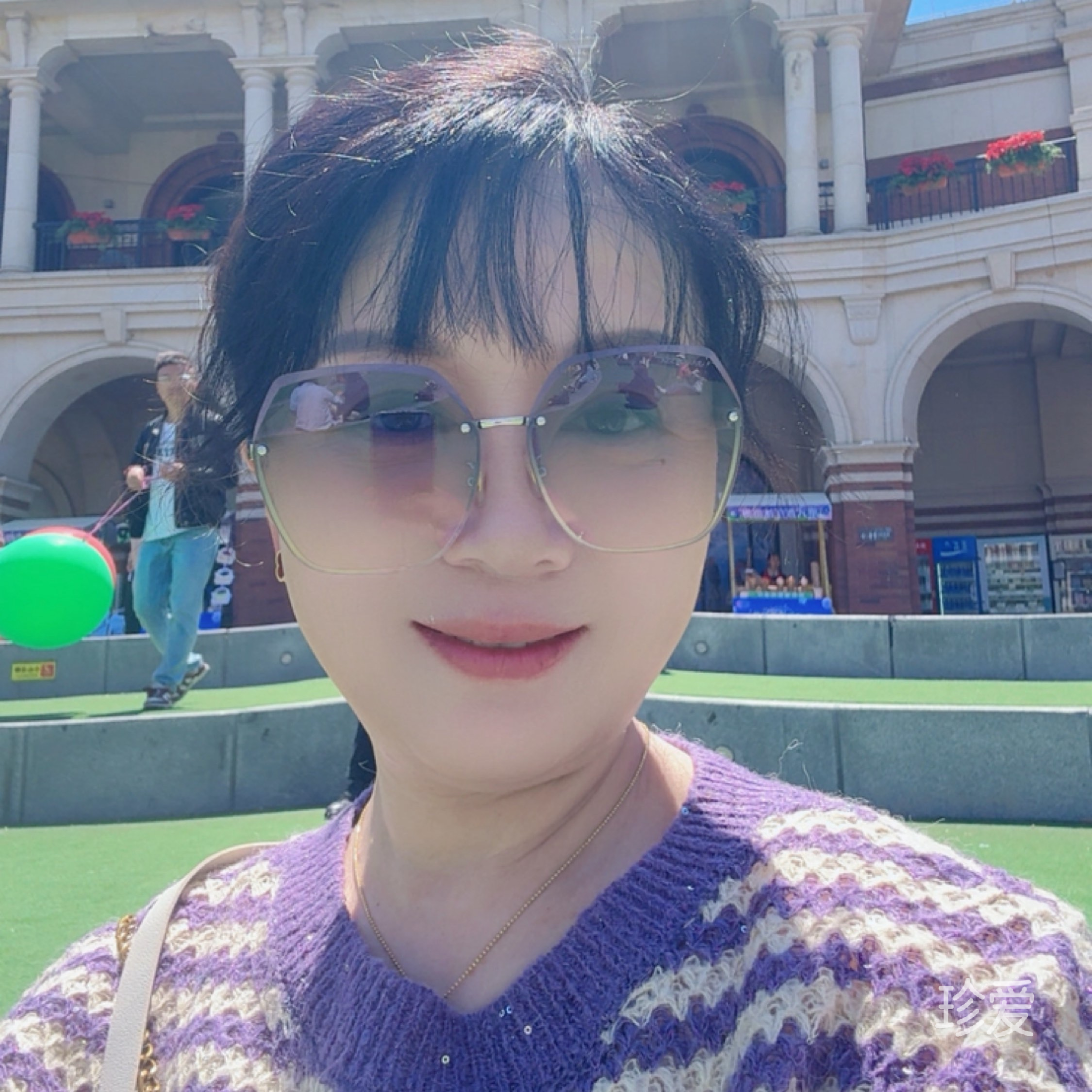 一半明媚一半憂傷