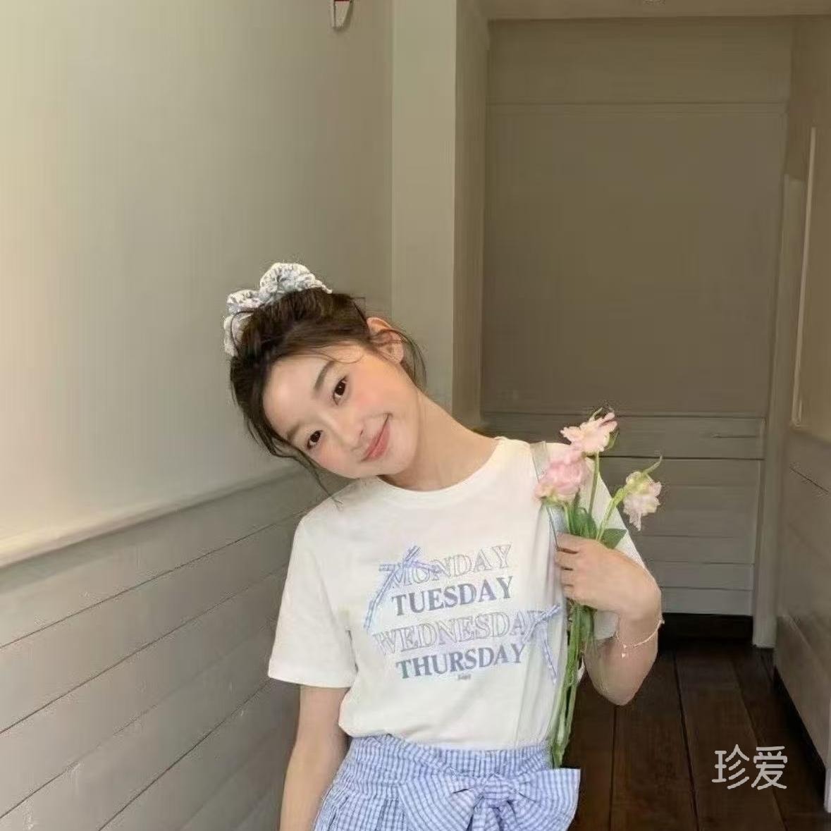 阳光下微微笑
