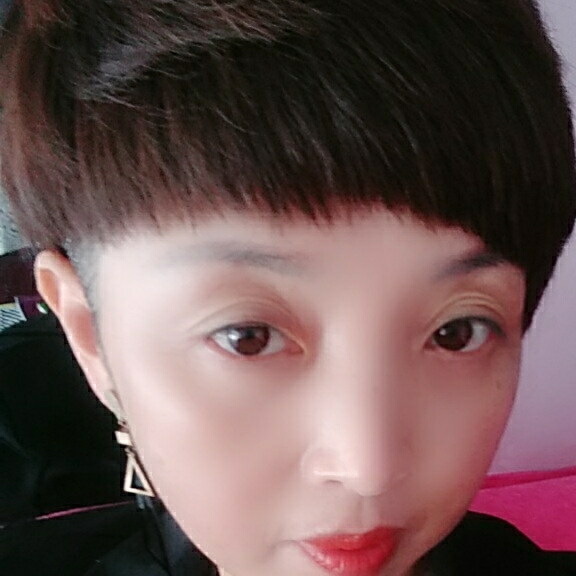 格格不入的微笑