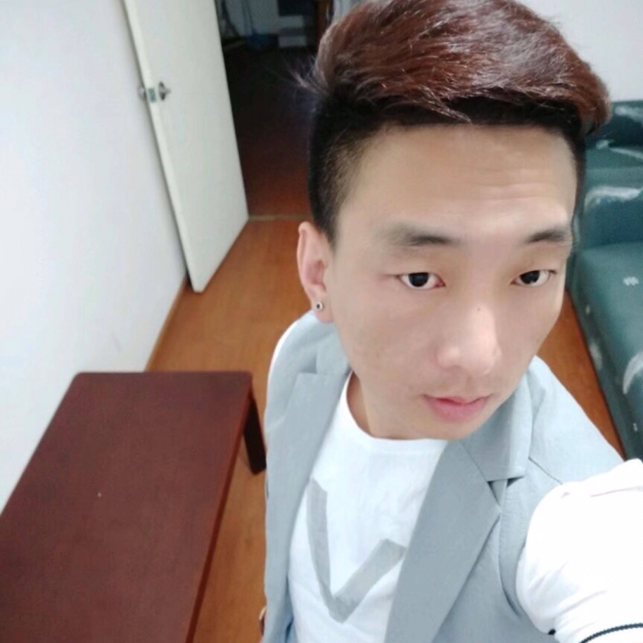 強(qiáng)忍的笑容背後