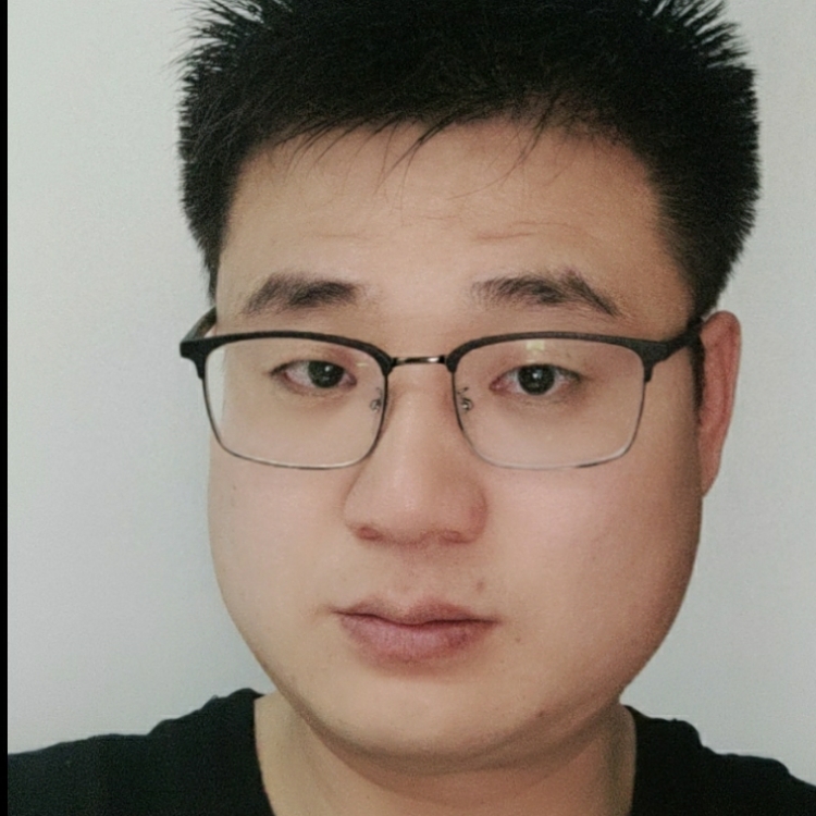 獨自在夜晚的海邊