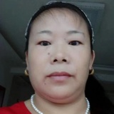 风雨中的女人