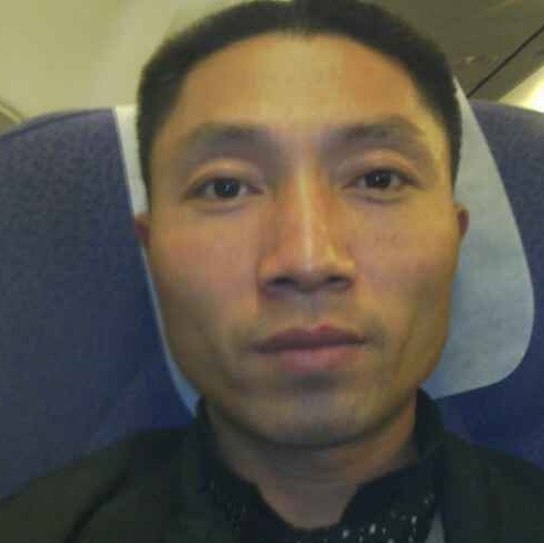 走在迷霧的小巷里