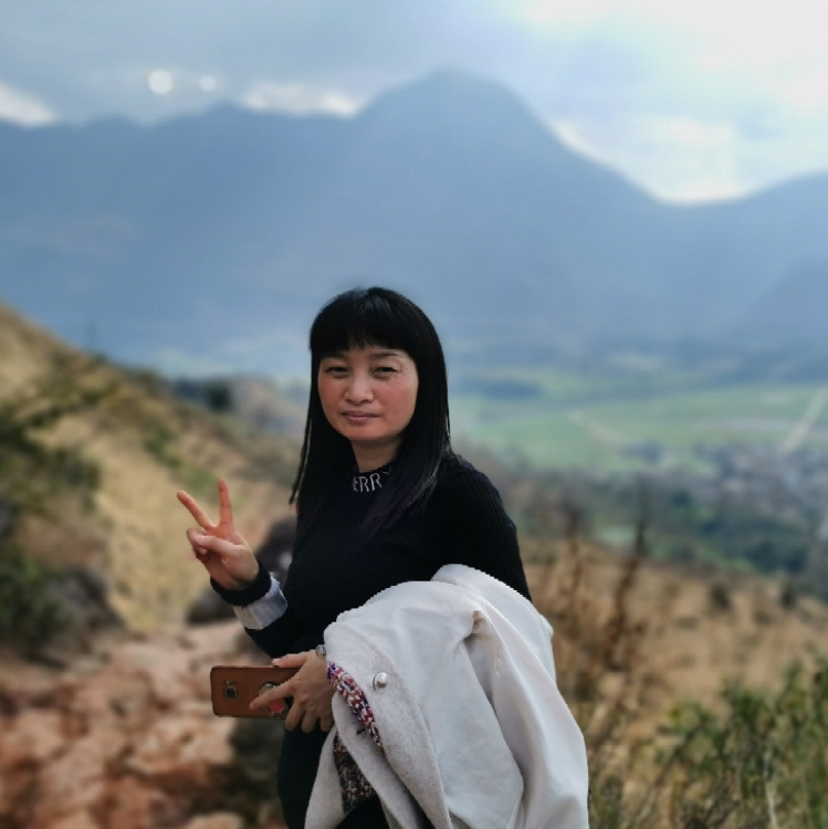 格格不入的微笑