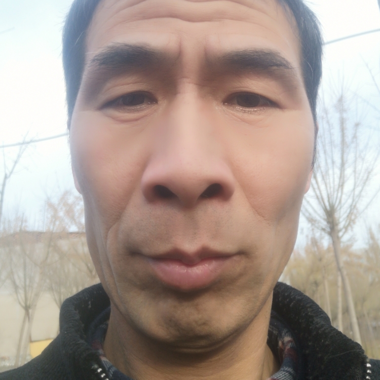 晚上孤寂的男人