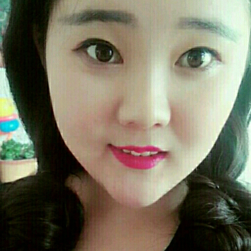 眉眼彎彎總愛笑