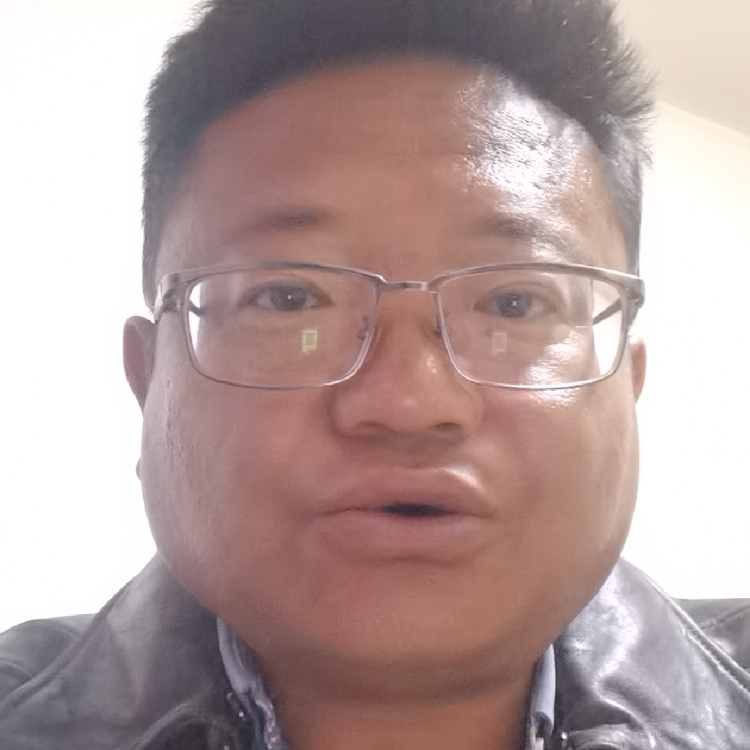 对面的女孩看过来