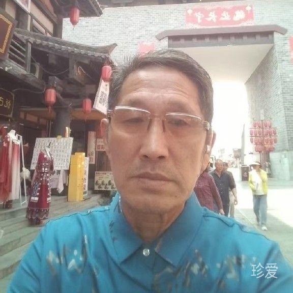 走在迷雾的小巷里