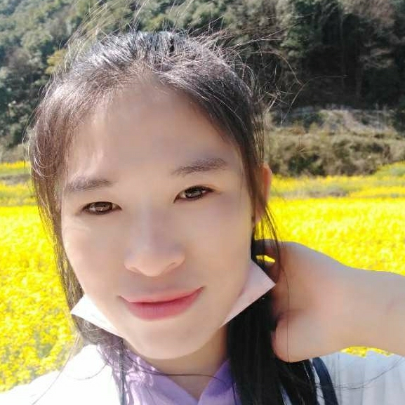 用微笑掩饰悲伤