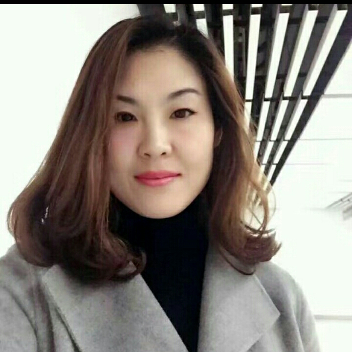 走在迷雾的小巷里