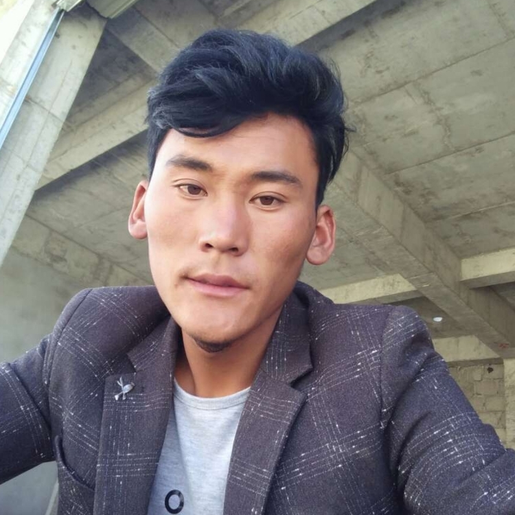 閉仩雙眼默默等待