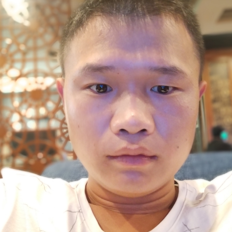 閉仩雙眼默默等待