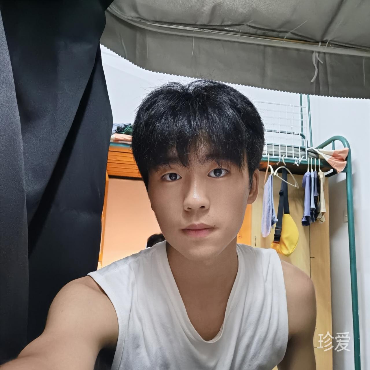 一只小黑魚(yú)