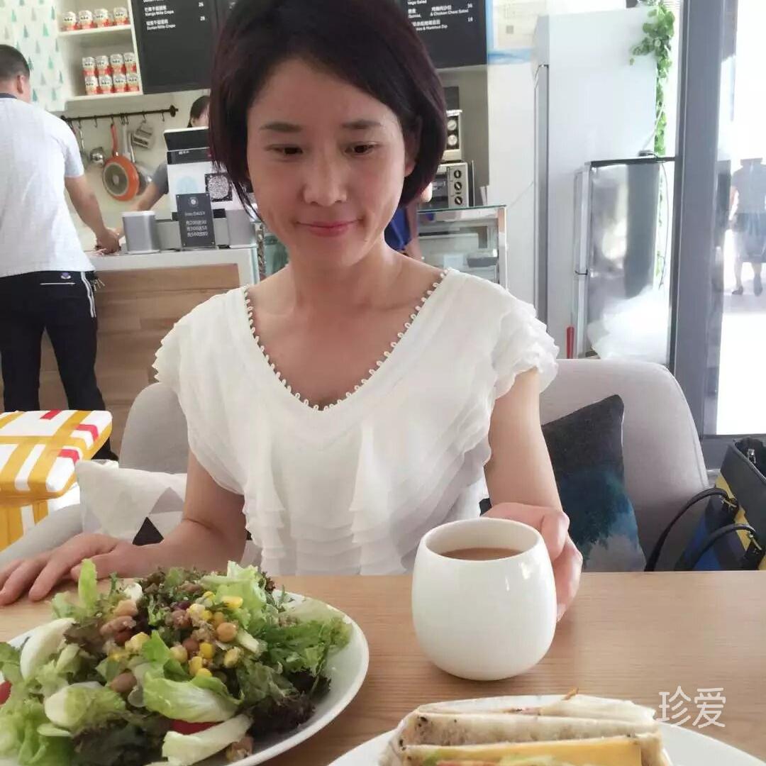 坐在墙角喝咖啡