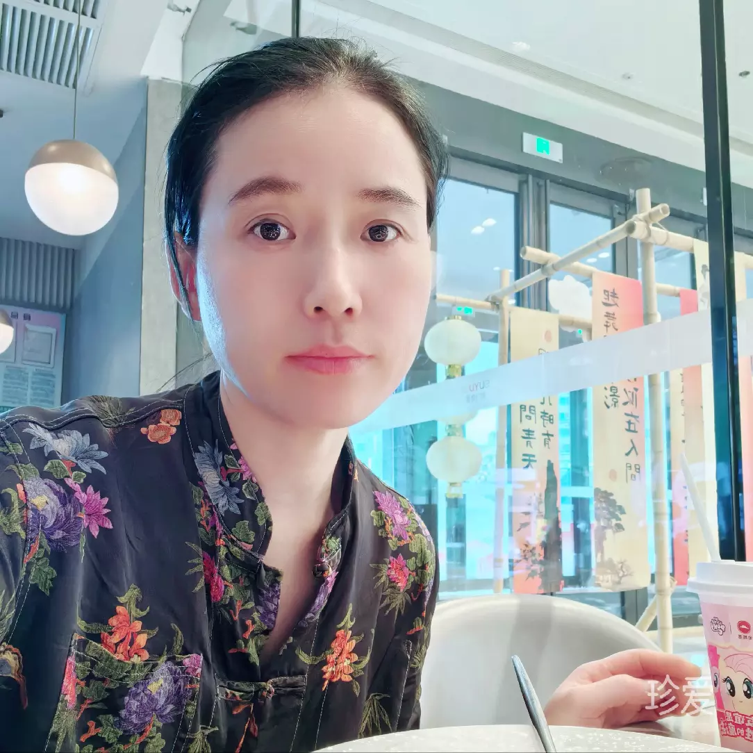 坐在墙角喝咖啡