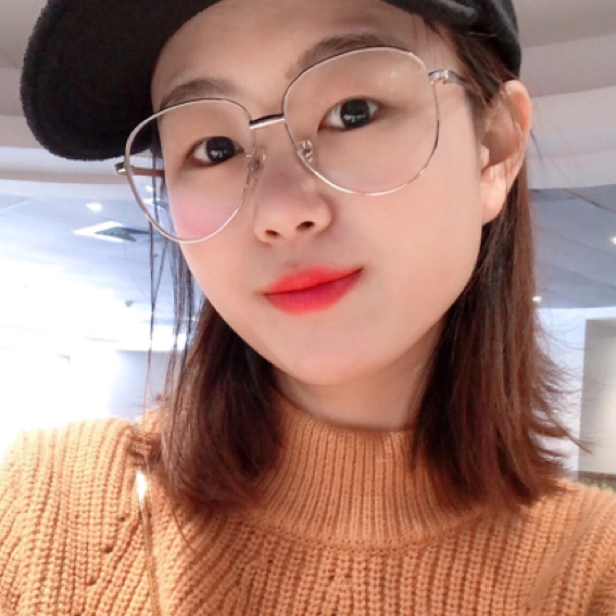 走在迷雾的小巷里