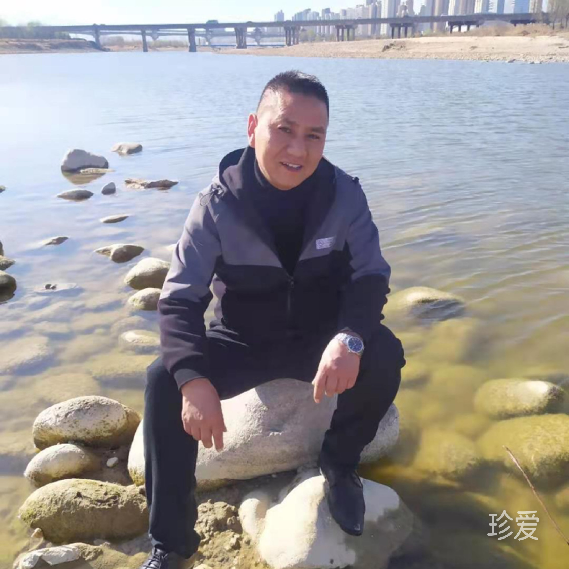 強(qiáng)忍的笑容背後