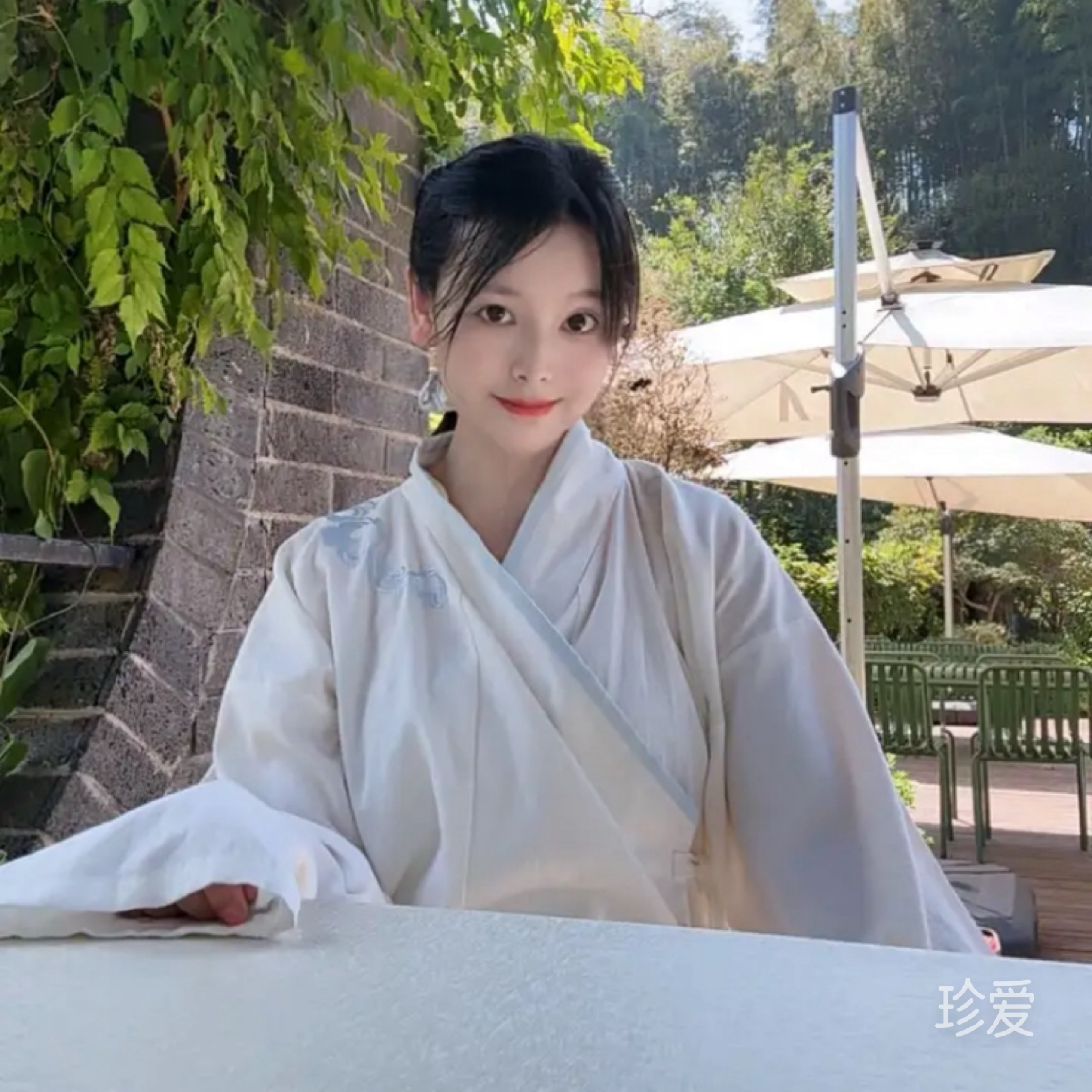 轻轻笑