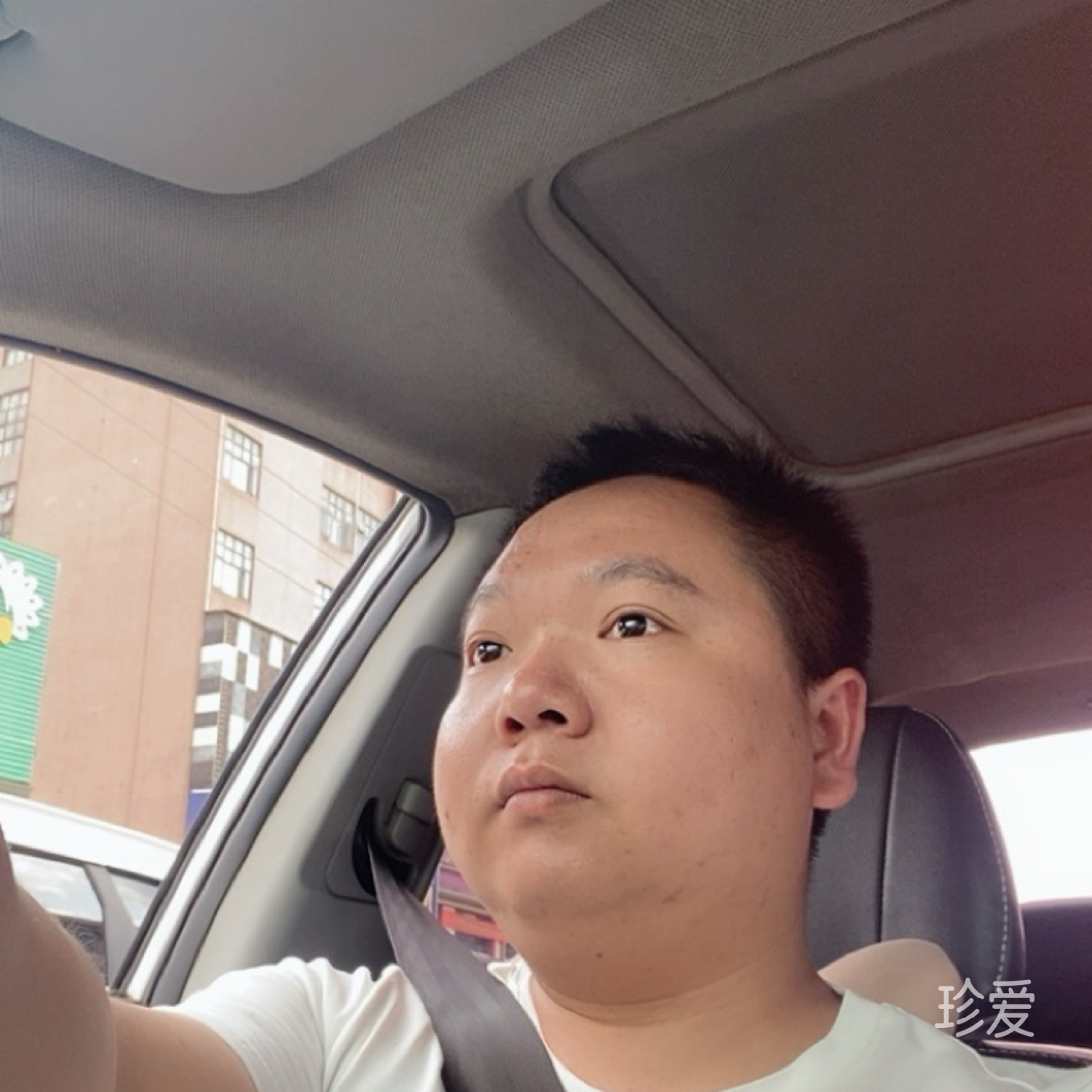 煙圈里彌漫著傷