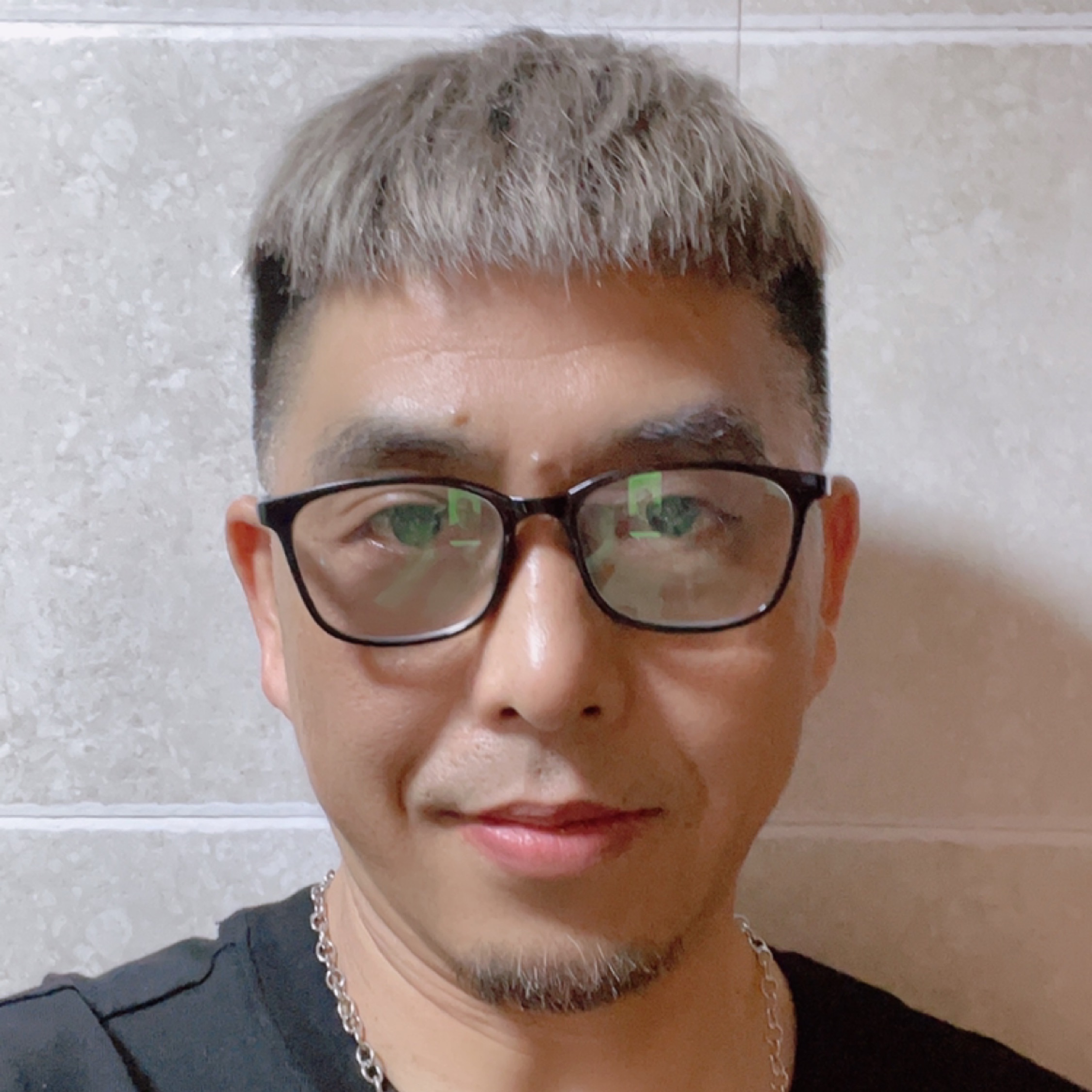 想和你一起牽手手