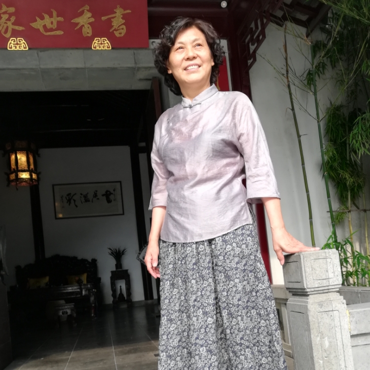 村頭樹枝的黃手帕