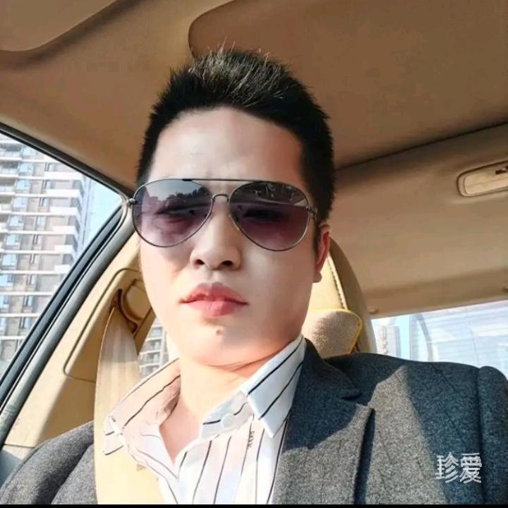 坐在山顶看雪
