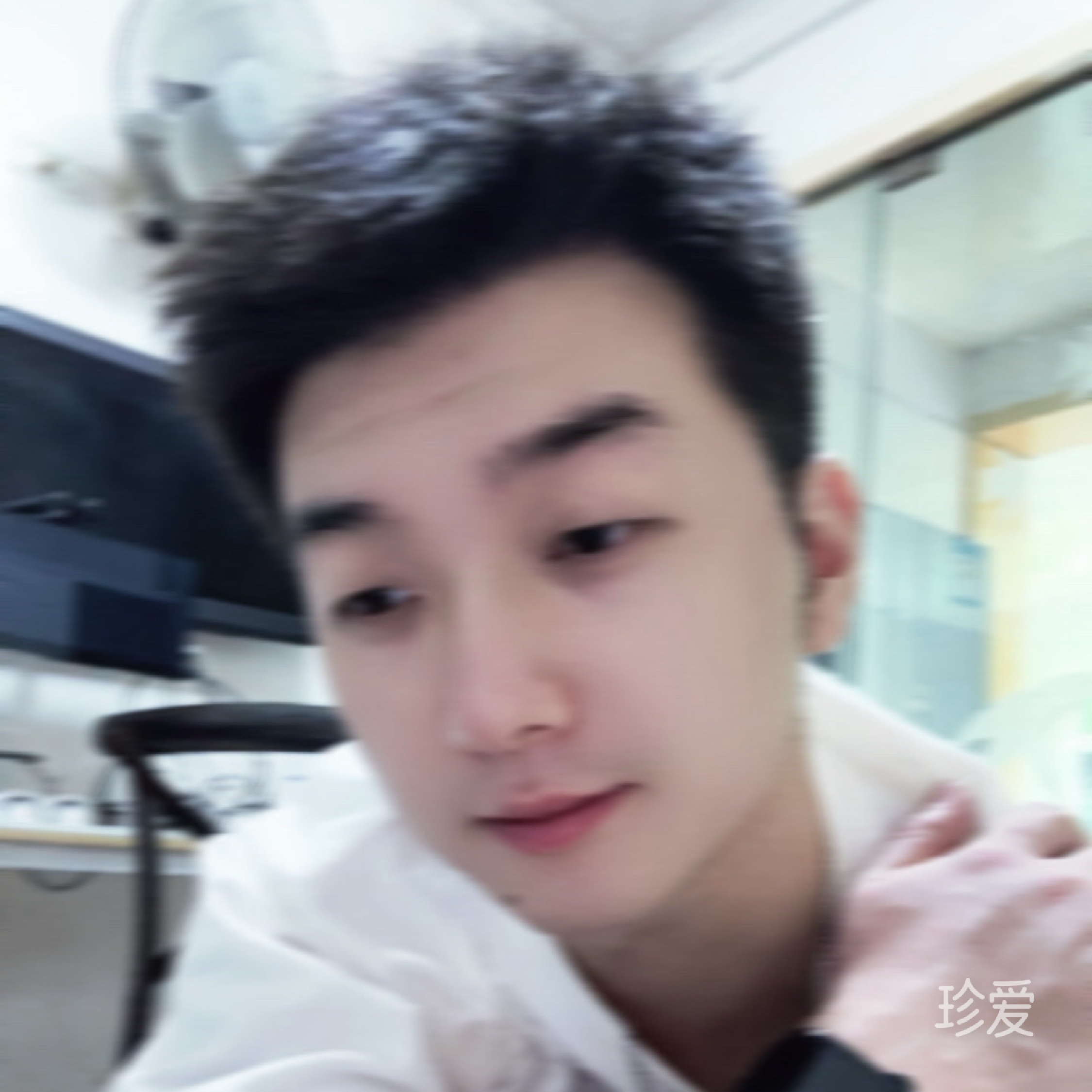大方的笑
