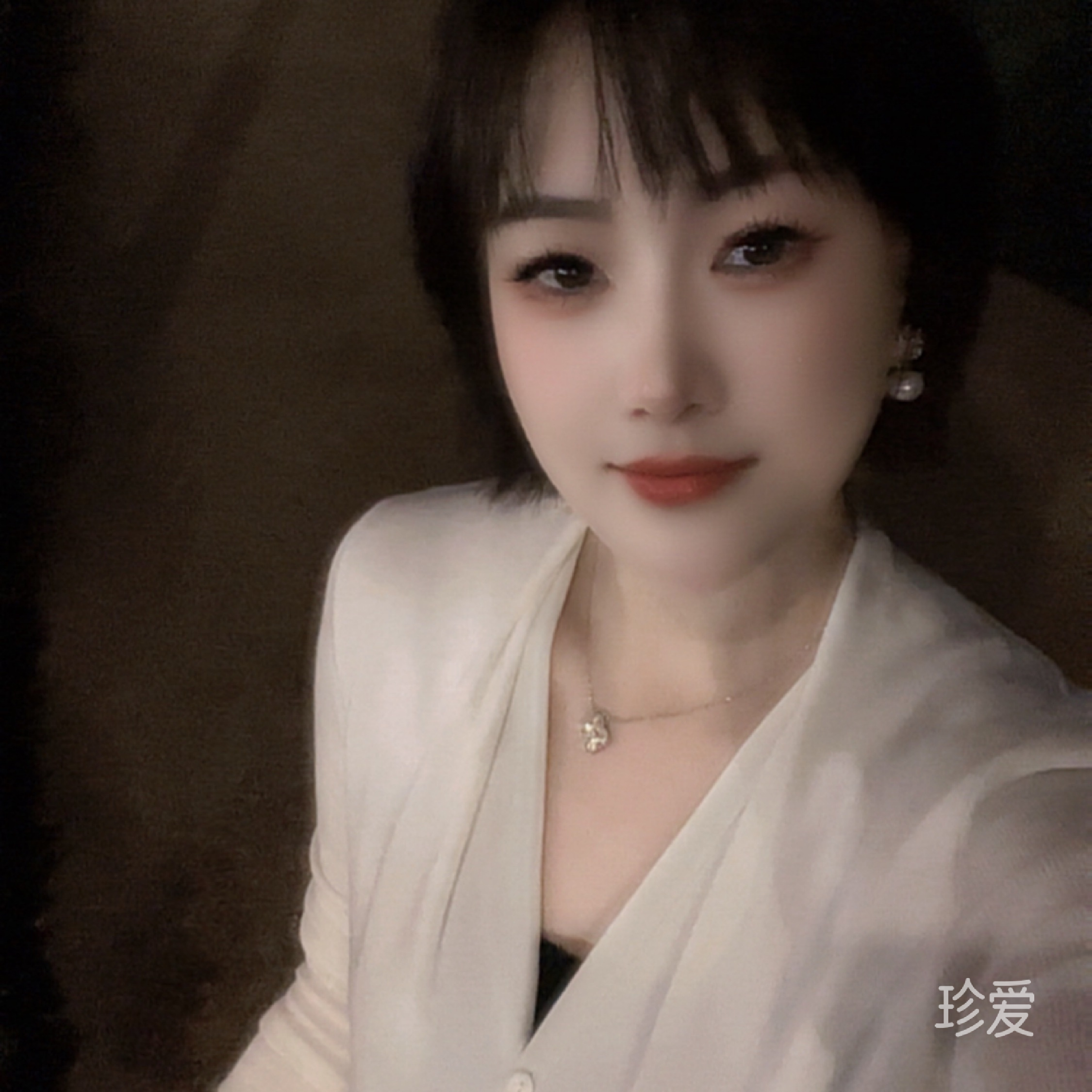 一個人在路上行走