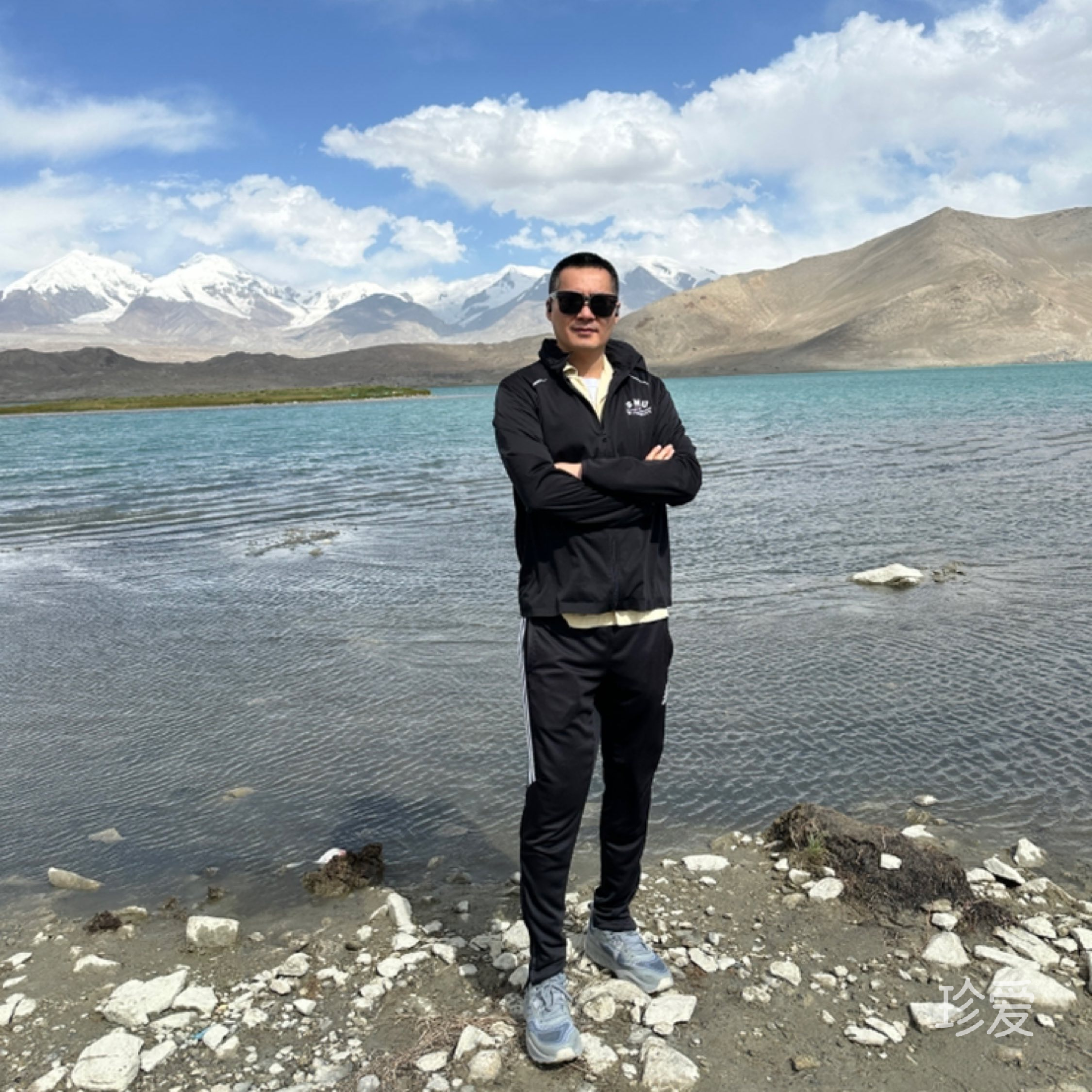 坐在山頂看日出