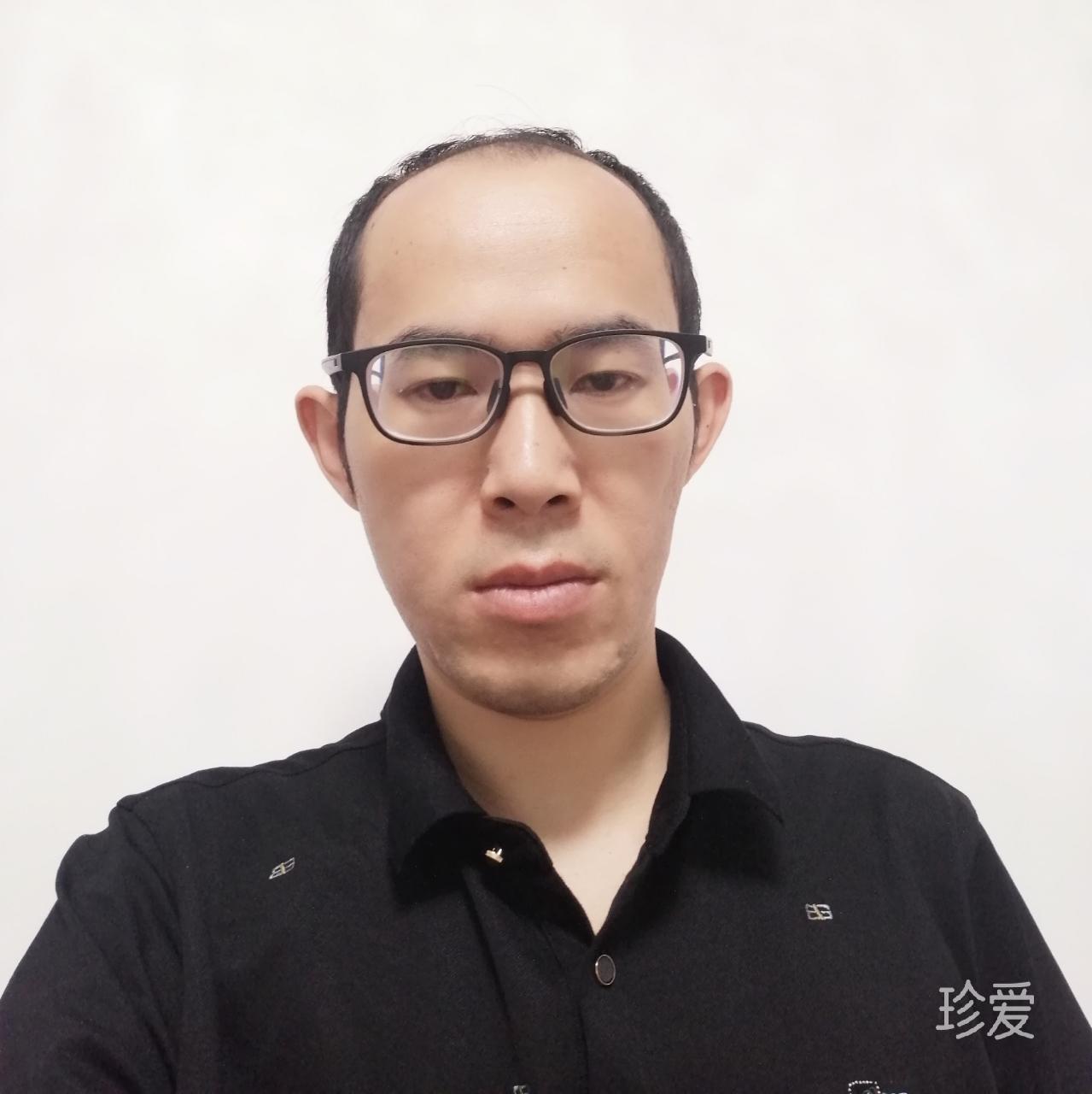 愛打乒乓球的少年