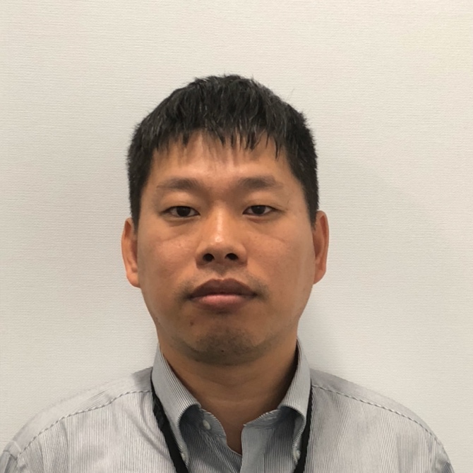 抱貓睡覺的男人